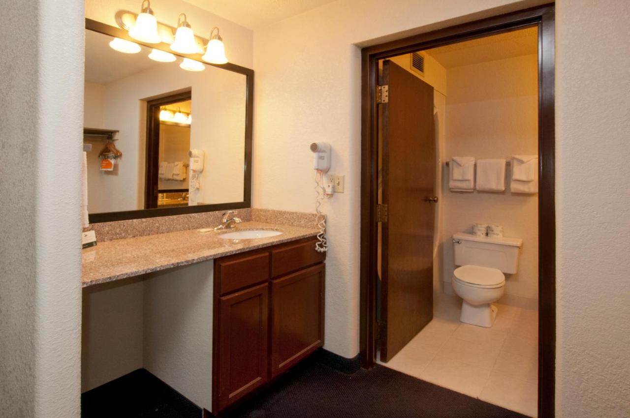Quality Inn Stadium Area Green Bay Bagian luar foto